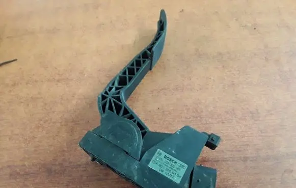 Mercedes-Benz Vito Viano W638 Accelerator pedal position sensor 9013000404