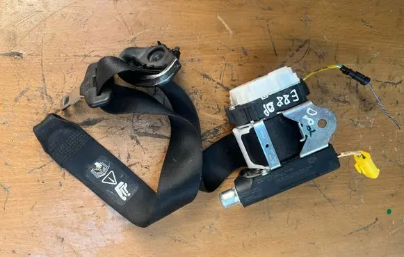 BMW 1 E82 E88 Front seatbelt 6981476 34022798
