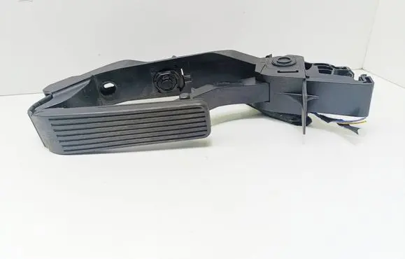Mercedes-Benz E W211 Accelerator throttle pedal A2113000604
