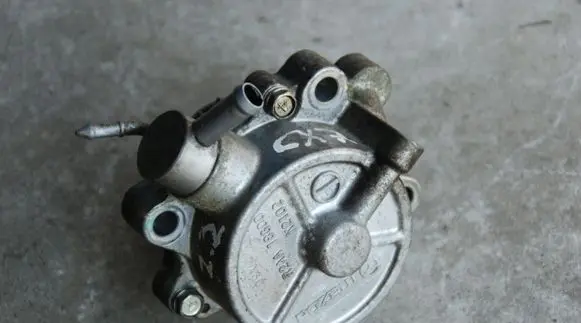 Mazda 6 Vacuum pump R2AA18G00