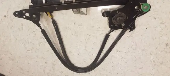 Rear door manual window regulator
