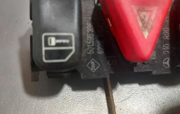 Mercedes-Benz E W210 Hazard light switch 2108201310 62280154