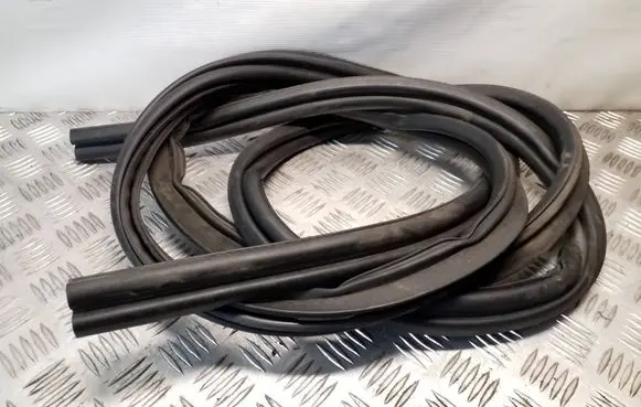 Jeep Grand Cherokee (WK) Trunk rubber seal (body) 