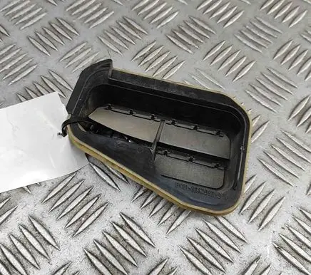 Quarter panel pressure vent