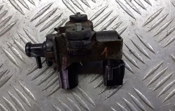 Toyota Yaris Valve vacuum 25819-33010
