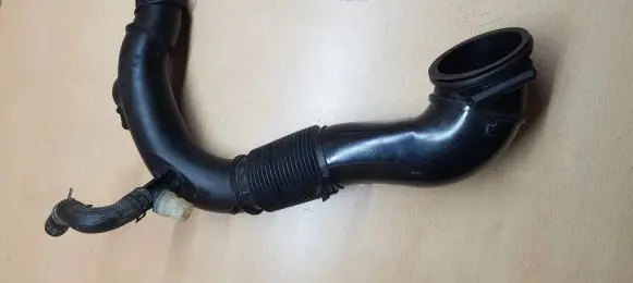 Porsche Macan (95B) Turbo air intake inlet pipe/hose 95B128532
