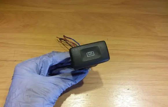 Nissan Primera Windscreen/window heater switch 7A16