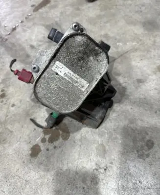 Oil filter mounting bracket