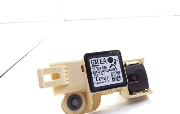 Opel Zafira B Airbag deployment crash/impact sensor 13251078