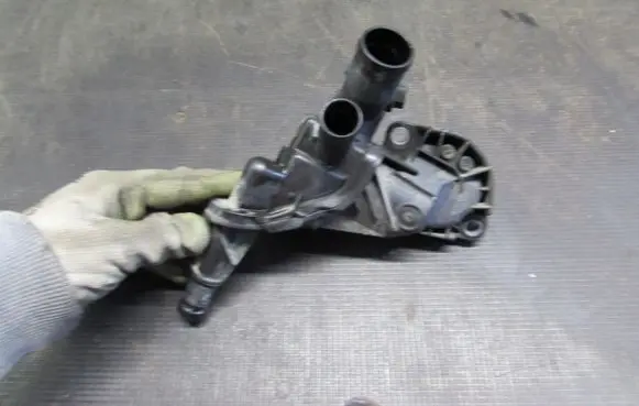 Renault Clio IV Thermostat housing 