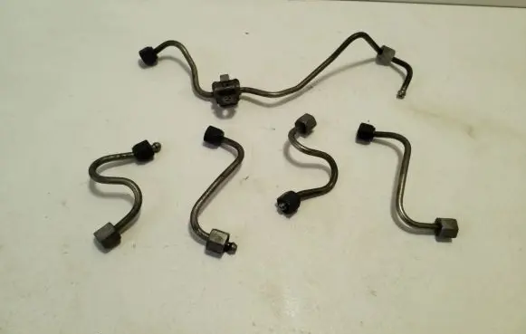 Fuel injector supply line/pipe