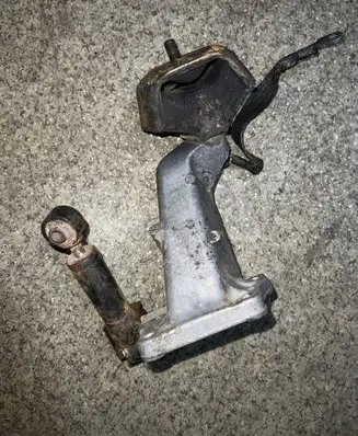 BMW 5 E28 Engine mounting bracket 1175622