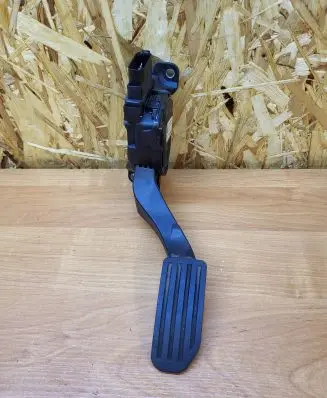 Accelerator throttle pedal