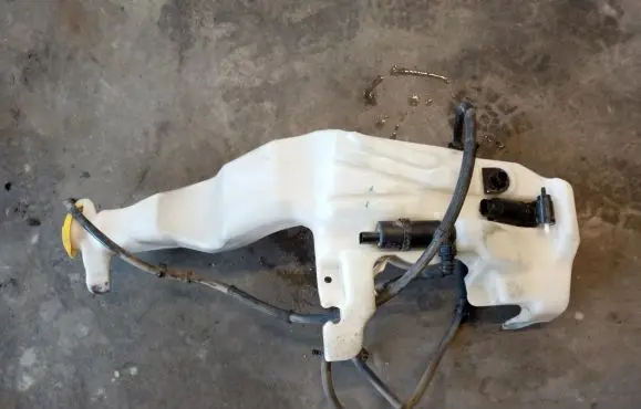 Jeep Grand Cherokee Windshield washer fluid reservoir/tank 57010719