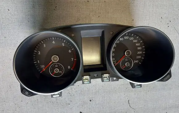 Volkswagen Golf Plus Speedometer (instrument cluster) 5K0920872