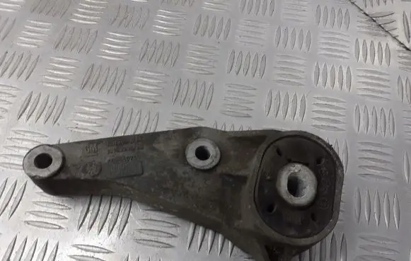 Opel Tigra B Engine mounting bracket