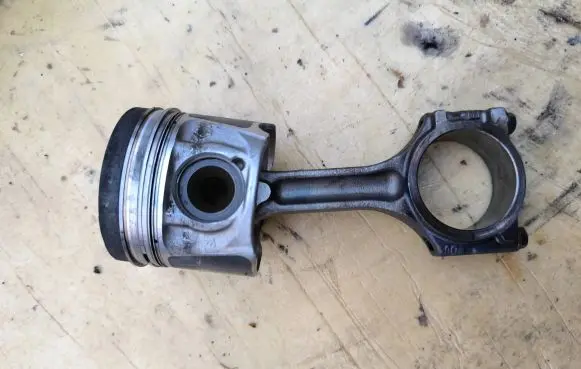 Renault Trafic III (X82) Piston with connecting rod 080340