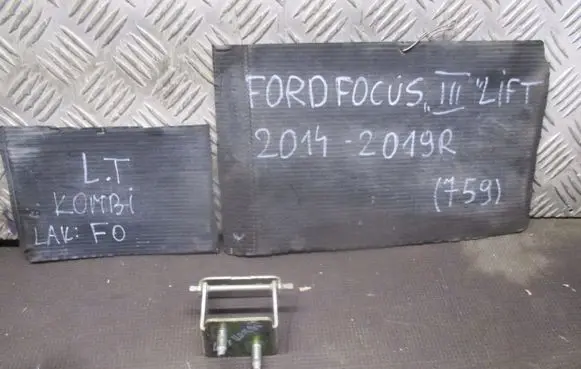 Ford Focus Tailgate/trunk/boot hinge