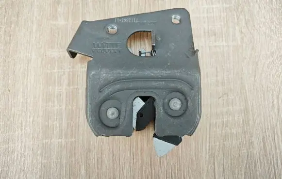 BMW 4 G22 G23 G24 G26 Seat back rest lock catch 7112863