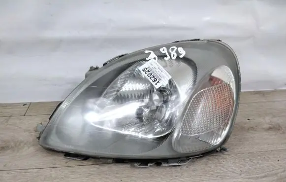Toyota Avensis T220 Headlight/headlamp