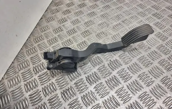 Accelerator throttle pedal