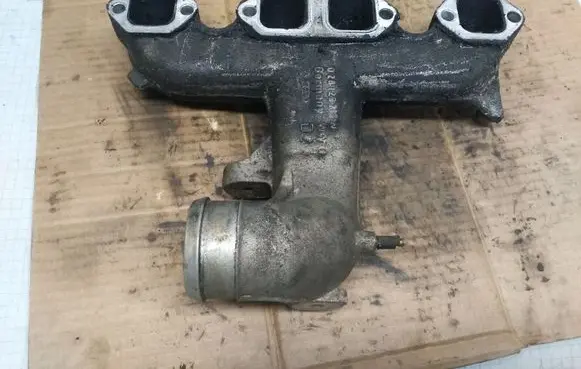 Volkswagen Golf III Intake manifold 028129711