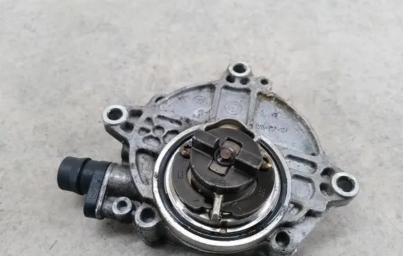 BMW 1 E81 E87 Vacuum pump 7547024