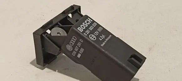 Volkswagen Golf V Glow plug pre-heat relay 038907281D