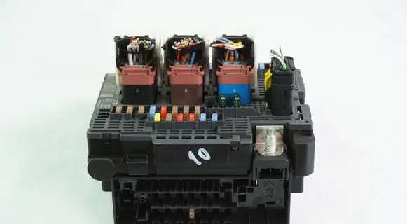 Citroen C4 II Picasso Fuse module 9807091980