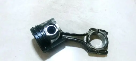 Toyota Avensis T220 Piston with connecting rod
