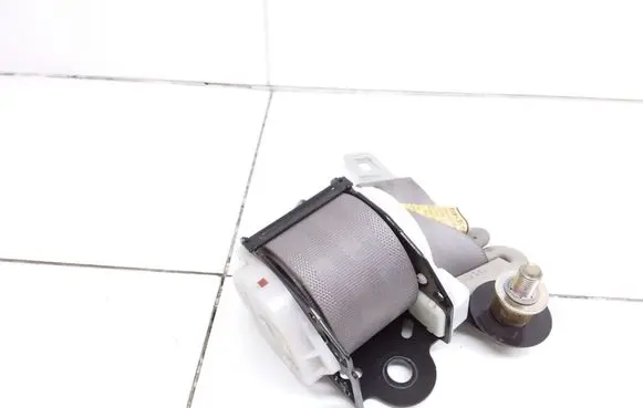 Mazda 323 Rear seatbelt