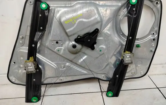 Volkswagen Tiguan Front door window regulator with motor 1K09597925N0959702