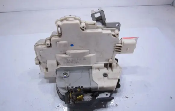 Audi A4 S4 B7 8E 8H Front door lock 8E1837016AA