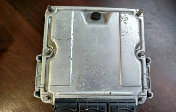 Opel Astra H Engine control unit/module 8200051608 0281010632