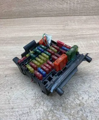 Opel Omega B1 Fuse module 90505470 821