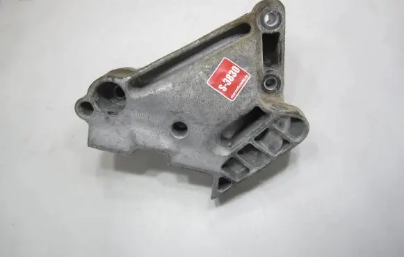 Volkswagen Tiguan Engine mounting bracket 04L199207 V21KKTS102