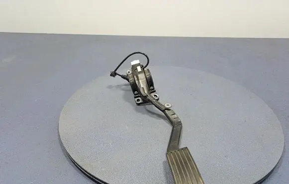 Accelerator throttle pedal