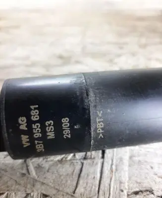 Volkswagen Golf V Headlight washer pump 3B7955681