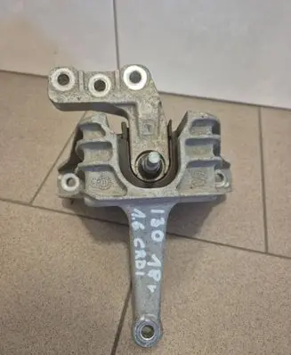 Hyundai i30 Engine mount bracket 21810F2100