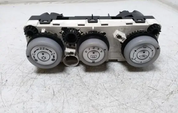 Mitsubishi Colt Climate control unit P7820A221Y 69660063