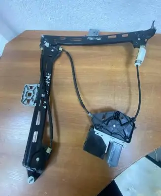 Volkswagen PASSAT CC Front door electric window regulator 962846102 E164