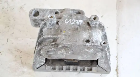 Volkswagen PASSAT B7 Engine mount bracket 1K0199262CR