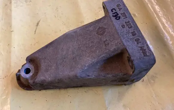 Mercedes-Benz C W204 Engine mounting bracket A2712231804