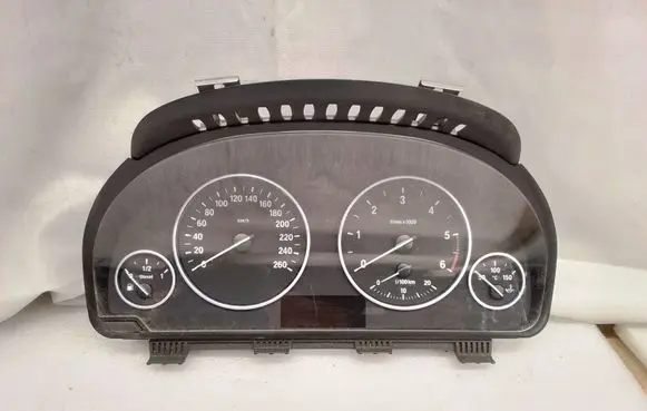 BMW 5 F10 F11 Speedometer (instrument cluster) 1036908460 1044663 17649411