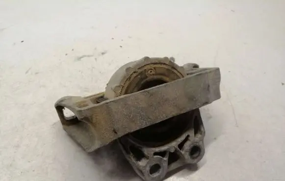 Volvo V50 Engine mount bracket