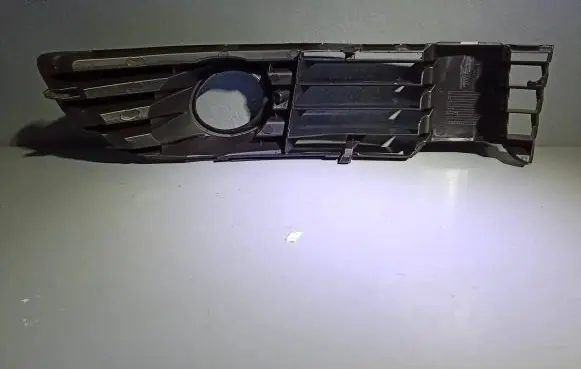 Volkswagen PASSAT B5 Front bumper lower grill 05321451