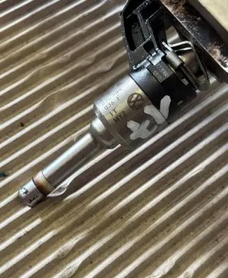 Volkswagen Jetta VI Fuel injector 03C906036F C34FA