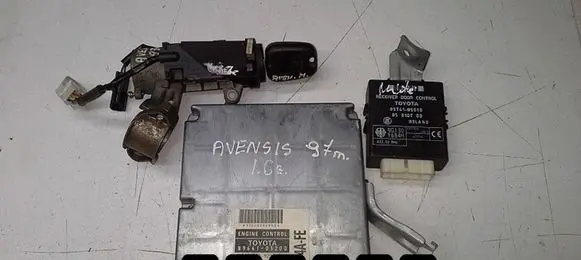 Toyota Avensis T220 Engine control unit/module 8966105200