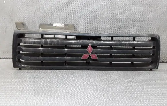 Mitsubishi Pajero Front bumper upper radiator grill