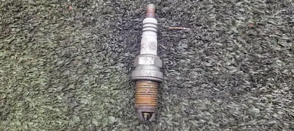 Volkswagen Golf VI Spark plug 101000033aa